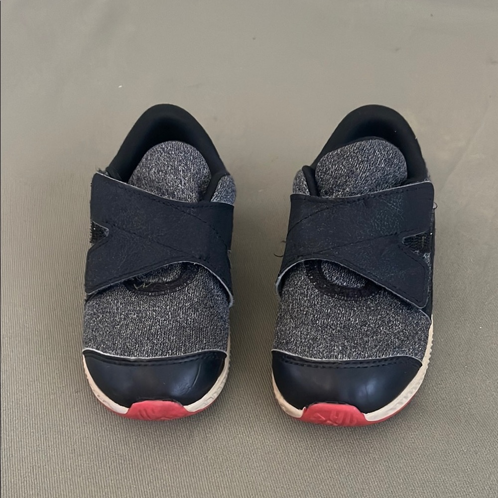 ADIDAS Toddlers  sz 9K  w Velcro Black & Gray Slip-On Sneakers with Red Accent